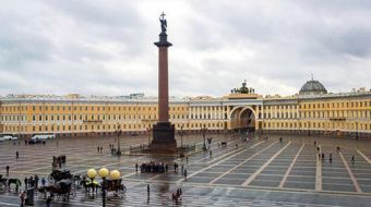 Классику кино показали на Дворцовой площади